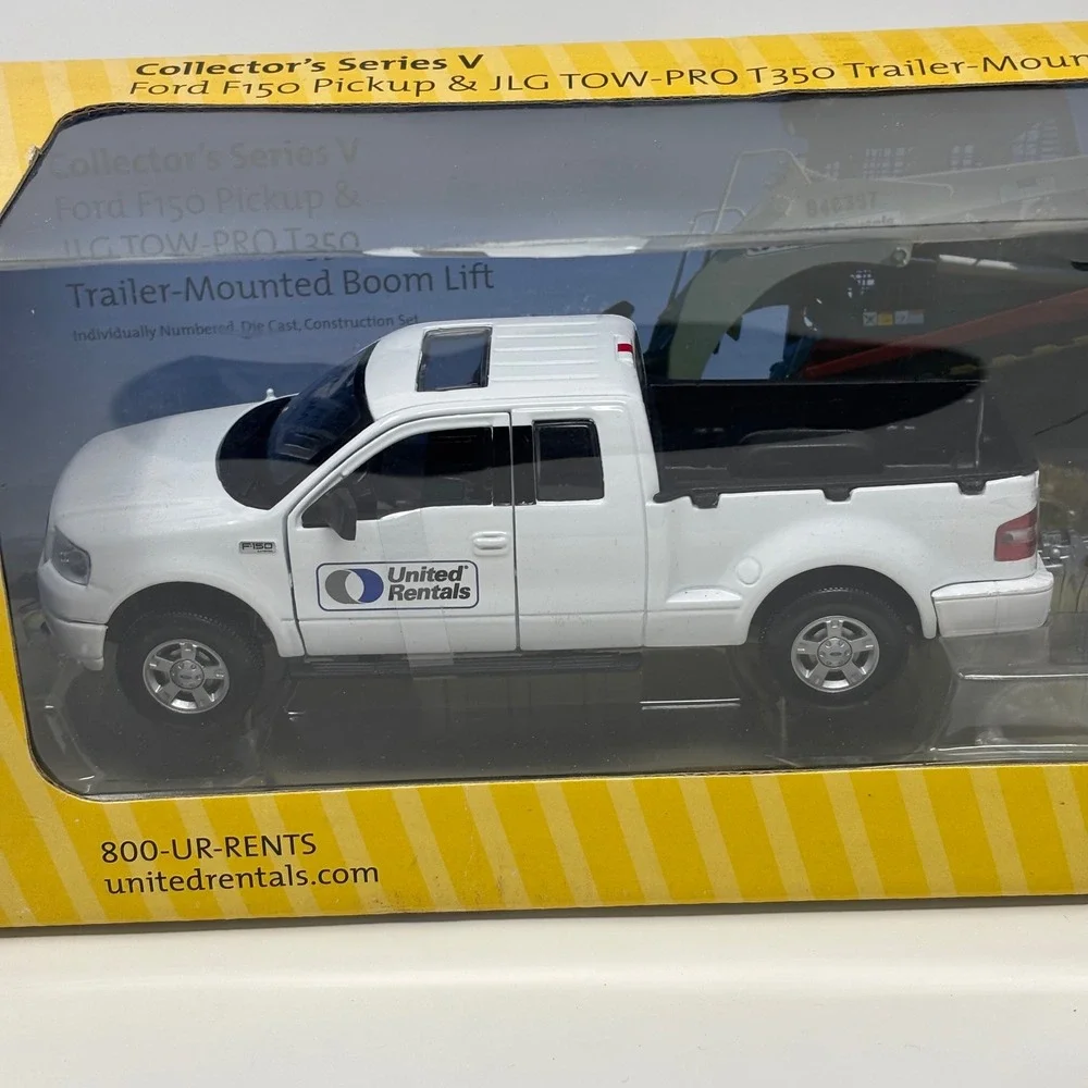 United Rentals Collector Series V Ford F150 Pickup & JLG TOW-PRO T350 Boom Lift